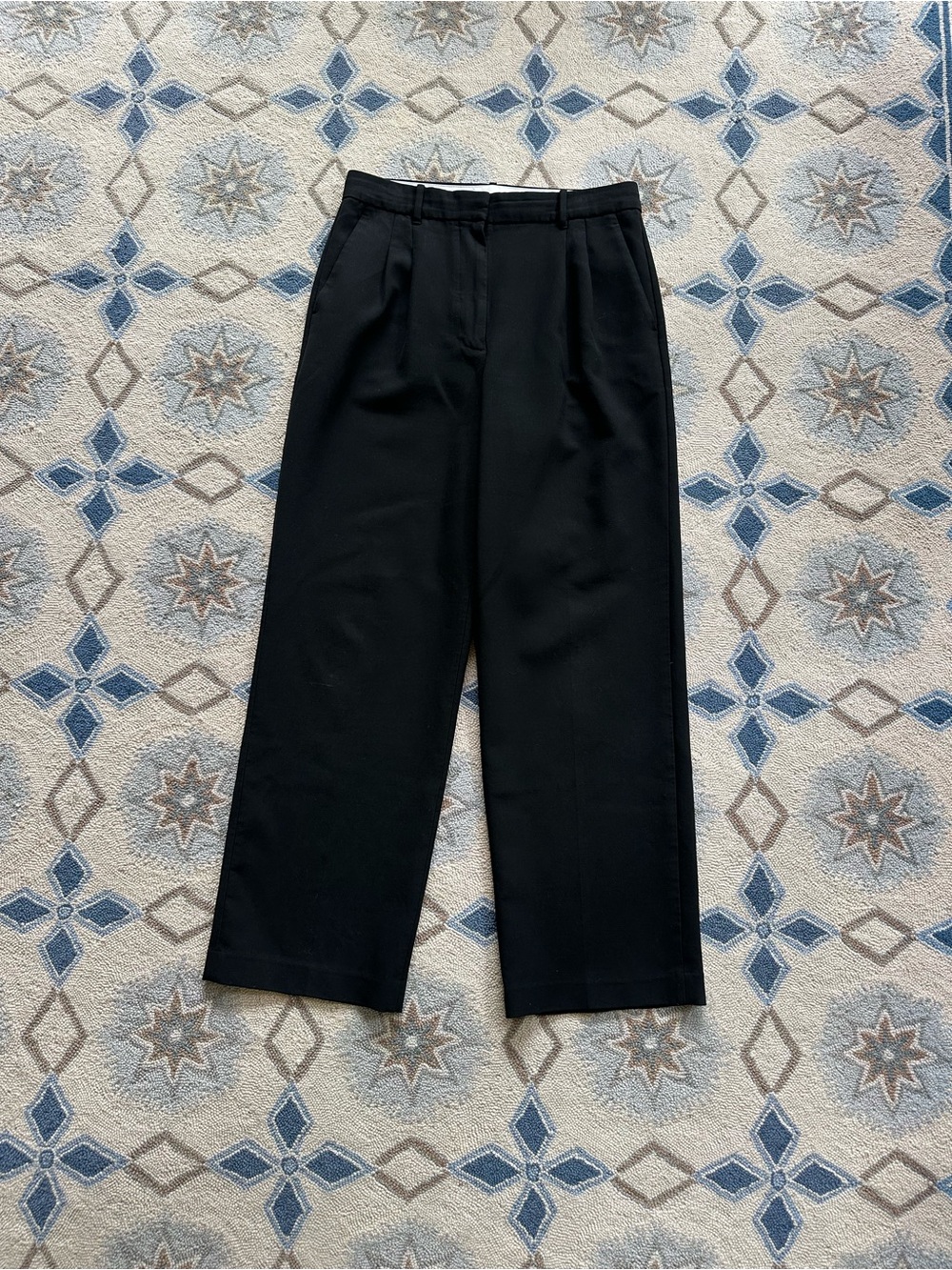 Aritzia The Effortless Pant in Black